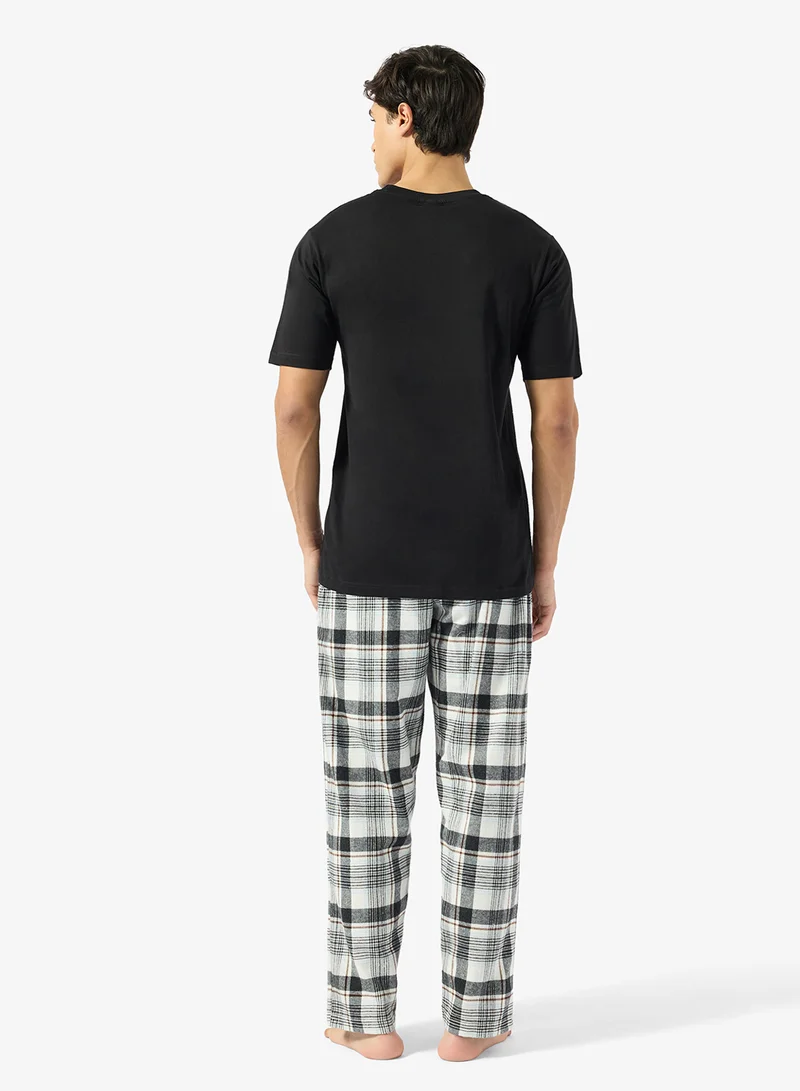 سفنتي فايف طقم تي شيرت وبنطلون بقصة عادية